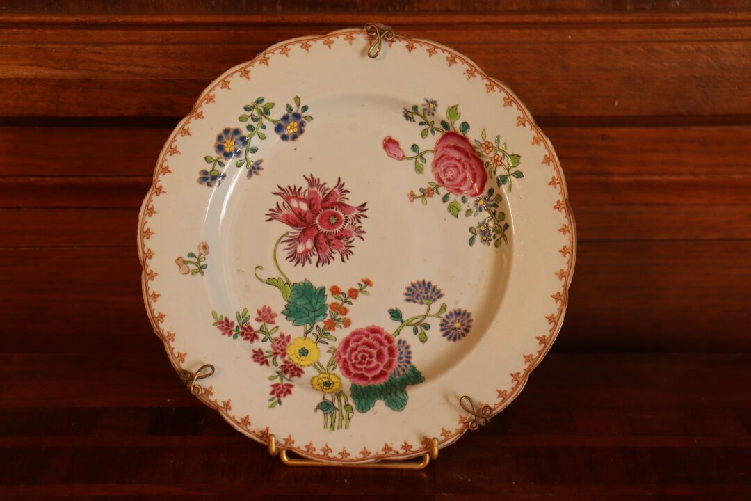 Null 印度公司。瓷盘，有多色装饰。18世纪。直径：23厘米