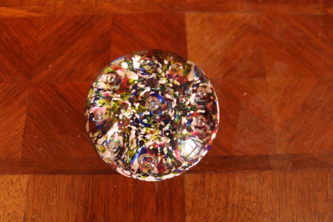 Null 硫磺镇纸球，玻璃材质，包含装饰。

尺寸：5 x 6.5厘米