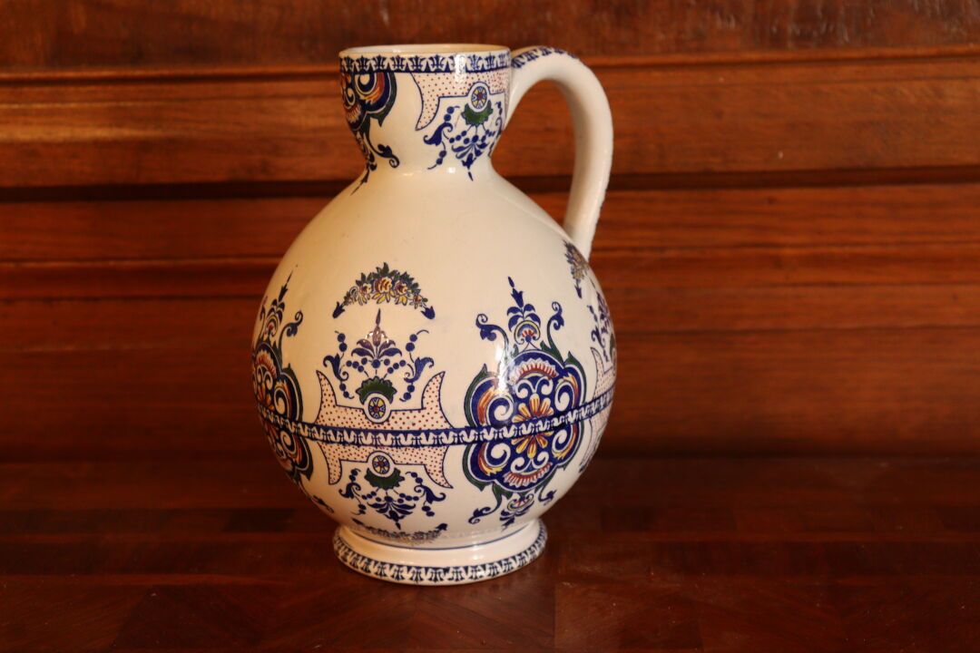 Null GIEN. Earthenware jug with lambrequin decoration. Height : 23 cm