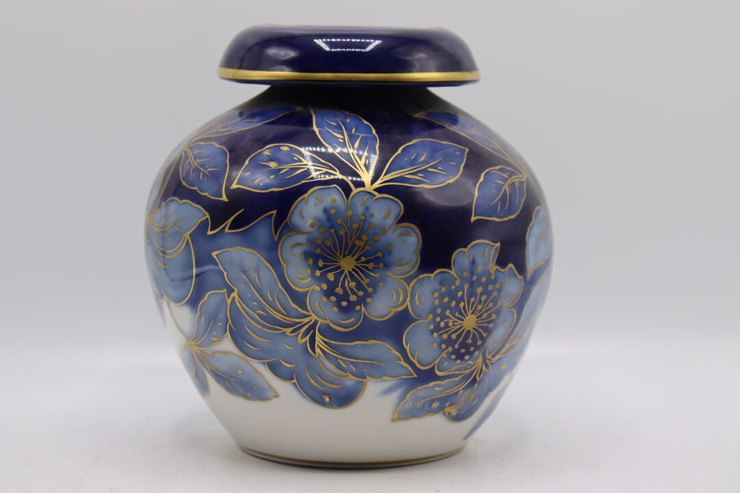 Null Camille THARAUD (1878-1956) à Limoges. Vase en porcelaine à col boutelet en&hellip;