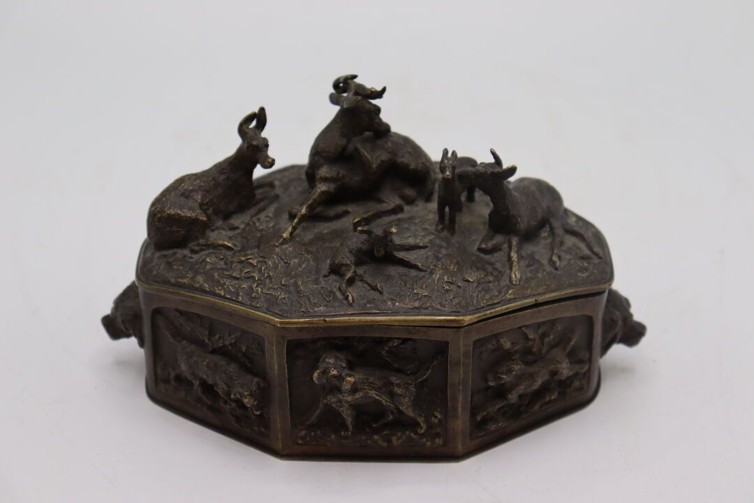 Null 克里斯托夫-弗拉坦（1801-1864）。棕色铜制长方形盒子，装饰着一只雄鹿和一只母鹿。尺寸：10 x 17 x 9,5厘米。