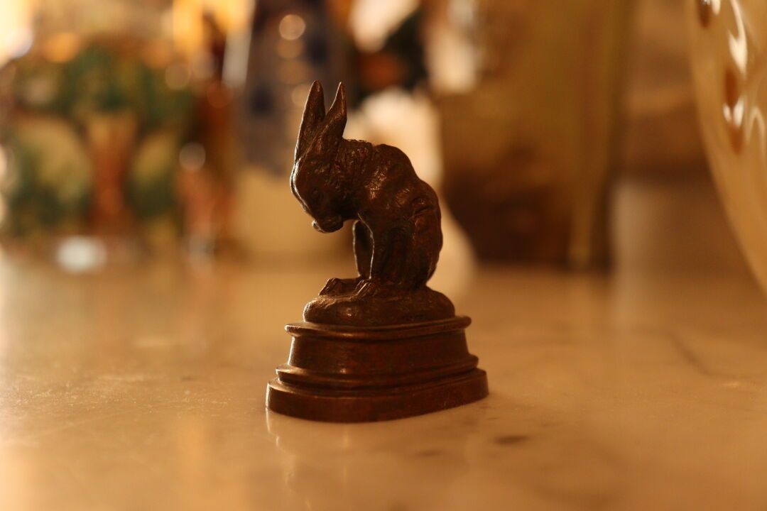 Null 伊西多尔-儒勒-邦霍尔（1827-1901）。铜兔，正面有签名，背面有创始人Peyrol的名字。高度：6厘米。