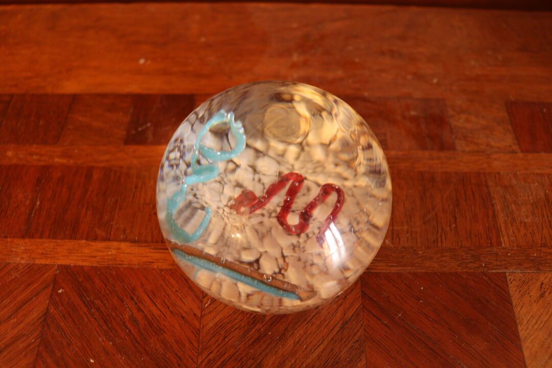 Null 硫磺镇纸球，玻璃材质，包含装饰。

尺寸：6 x 7.5 cm