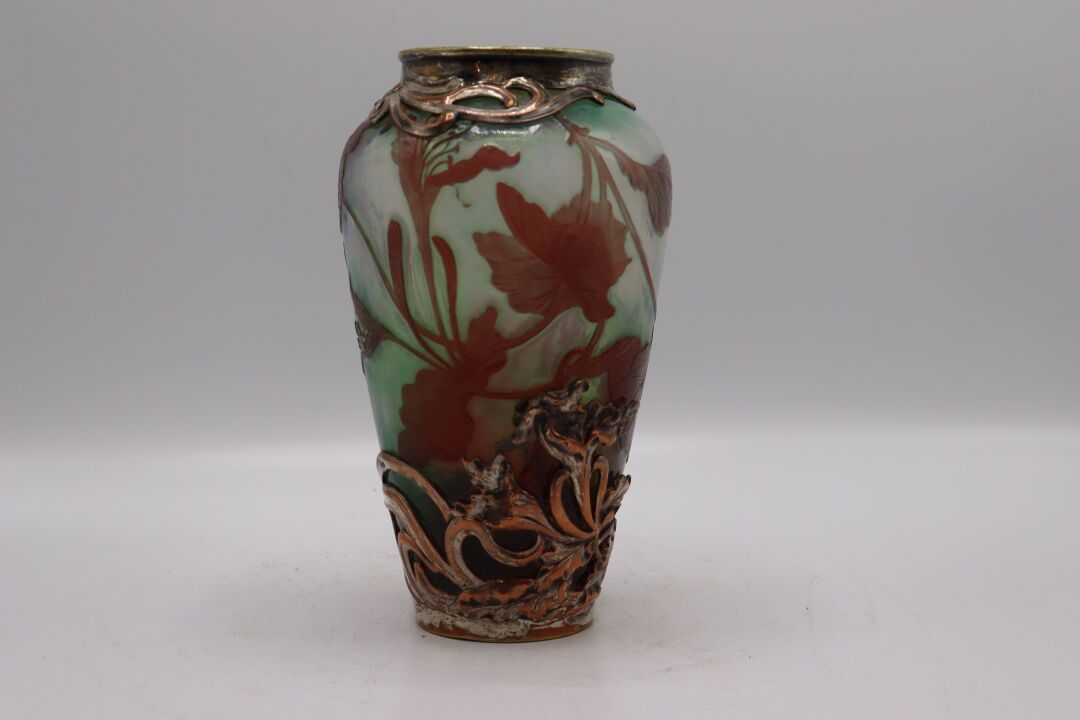 Null Victor SAGLIER (1809-1894) 多层玻璃花瓶，镀银金属框架。底座下有签名。高度：20厘米。事故。