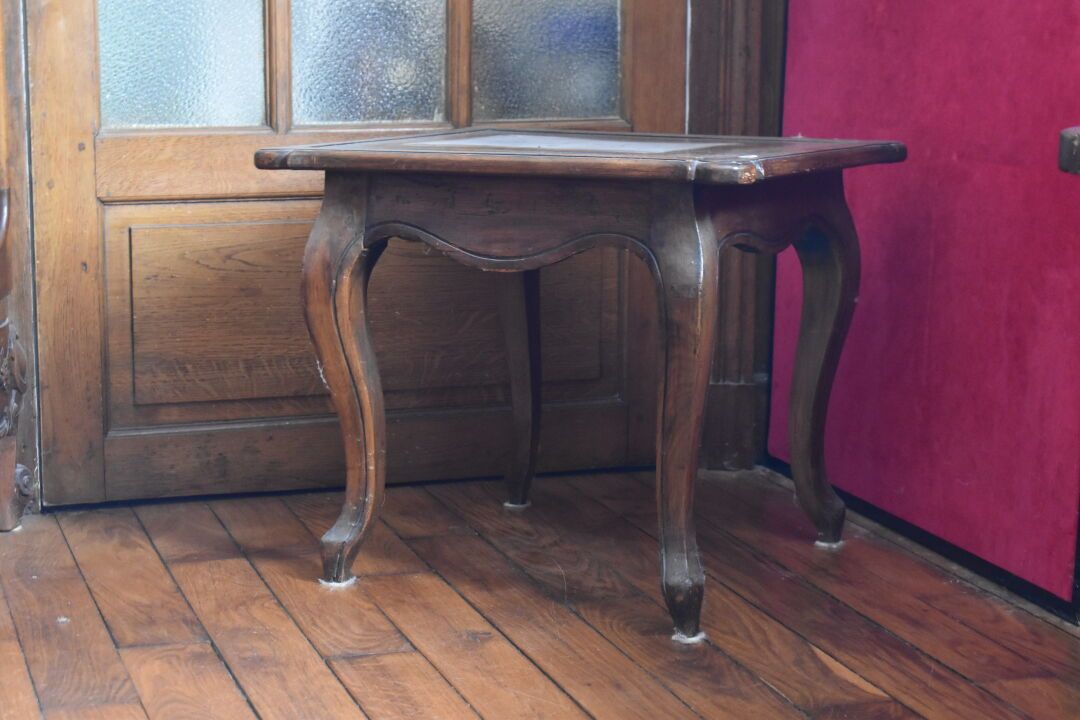 Null Petite table d'appoint en noyer mouluré. Epoque Louis XV. Dimensions : 46 x&hellip;