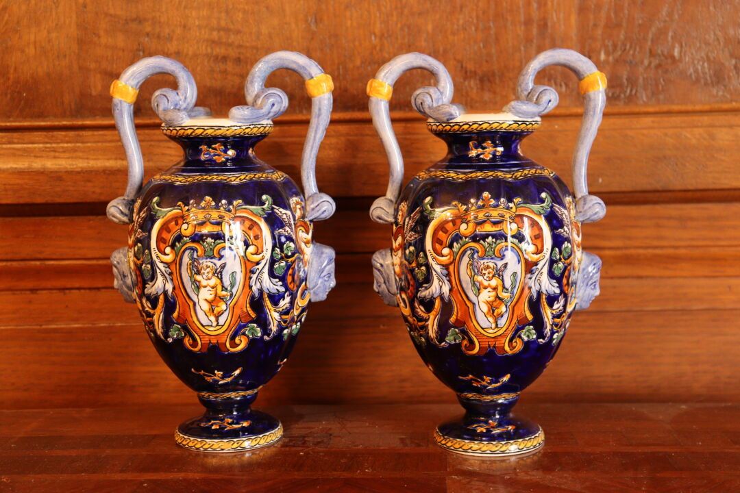 Null 吉恩。一对蓝底多色装饰的陶制花瓶。蛇形的手柄。高度：25厘米
