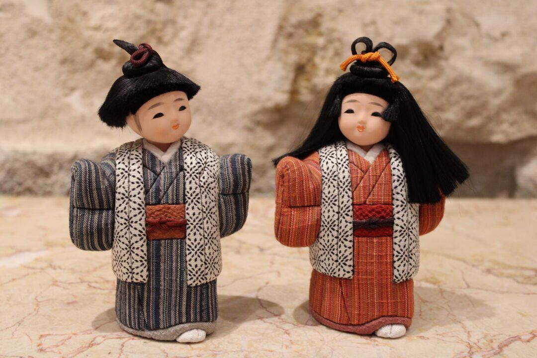 Null JAPON. Lot de deux petites poupées en kimono réalisées selon la méthode tra&hellip;