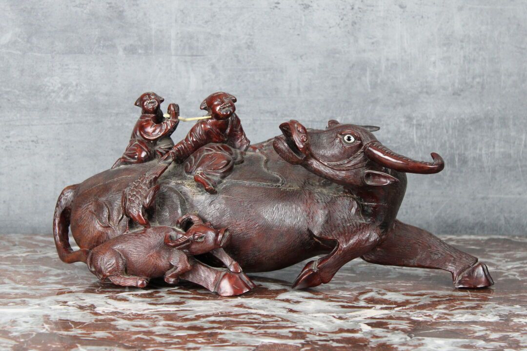 CHINE 中国。水牛和它的水牛，上面有两个带鱼的人物，用檀香木做的，有硫磺的眼睛。尺寸 H. 20 W. 50 D. 19 cm