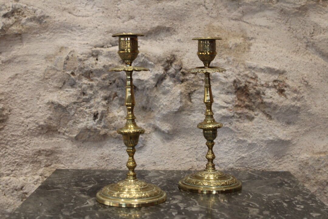 Null Coppia di candelieri in ottone dorato su base circolare. Altezza: 21,5 cm.