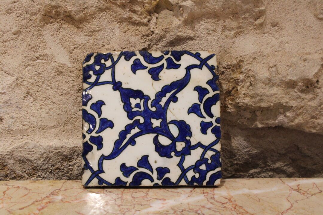 Null IZNIK. Earthenware tile. Dimensions: 19 x 19cm. Accidents and restorations.