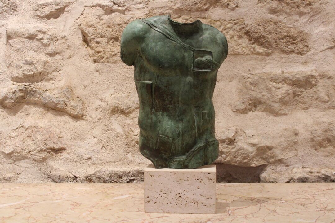 Null Igor MITORAJ (1944-2014), Perseus, Büste aus Bronze und grüner Patina, Sign&hellip;