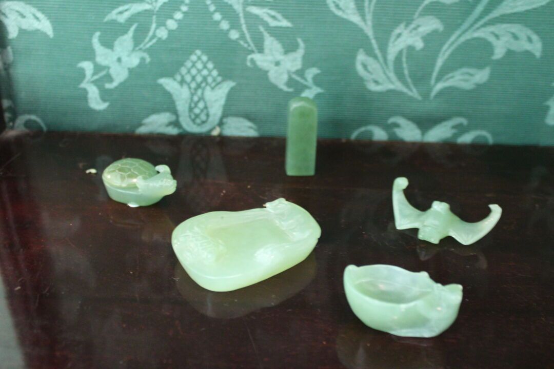 Null CHINA, Suite aus fünf Jade-Elementen, 20. Jahrhundert.