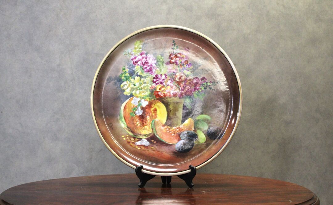 Null Important porcelain dish decorated with flowers and fruits, signed in the l&hellip;