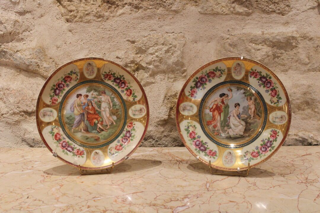Null Paire d'assiettes en porcelaine polychrome, Vienne, fin du XIXe S, à décor &hellip;