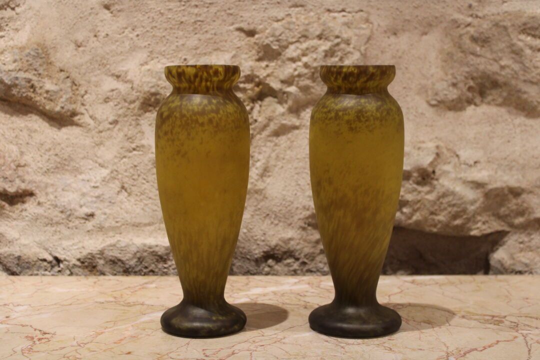 André DELATTE (安德烈-德拉特，一对芥末色玻璃花瓶，（以其品味）。高度：26.5厘米，颈部直径：7.5厘米。