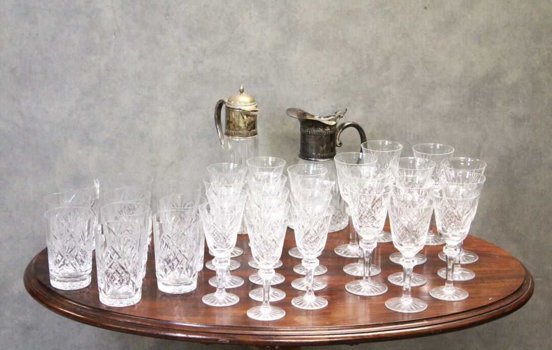 SAINT LOUIS (in the taste of) 水晶杯套装由两个切割水晶和银色金属醒酒器，12个红葡萄酒杯，12个白葡萄酒杯和10个水杯组成。事故。&hellip;