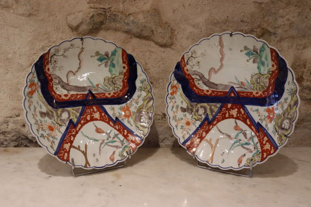 Null Pareja de platos de porcelana con decoración Imari y bordes festoneados, pr&hellip;