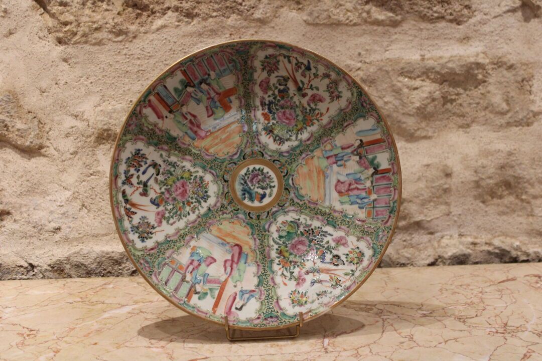 Null CHINA XIX. Jh., große Platte aus Kanton-Porzellan, mit Figuren und Blumen d&hellip;