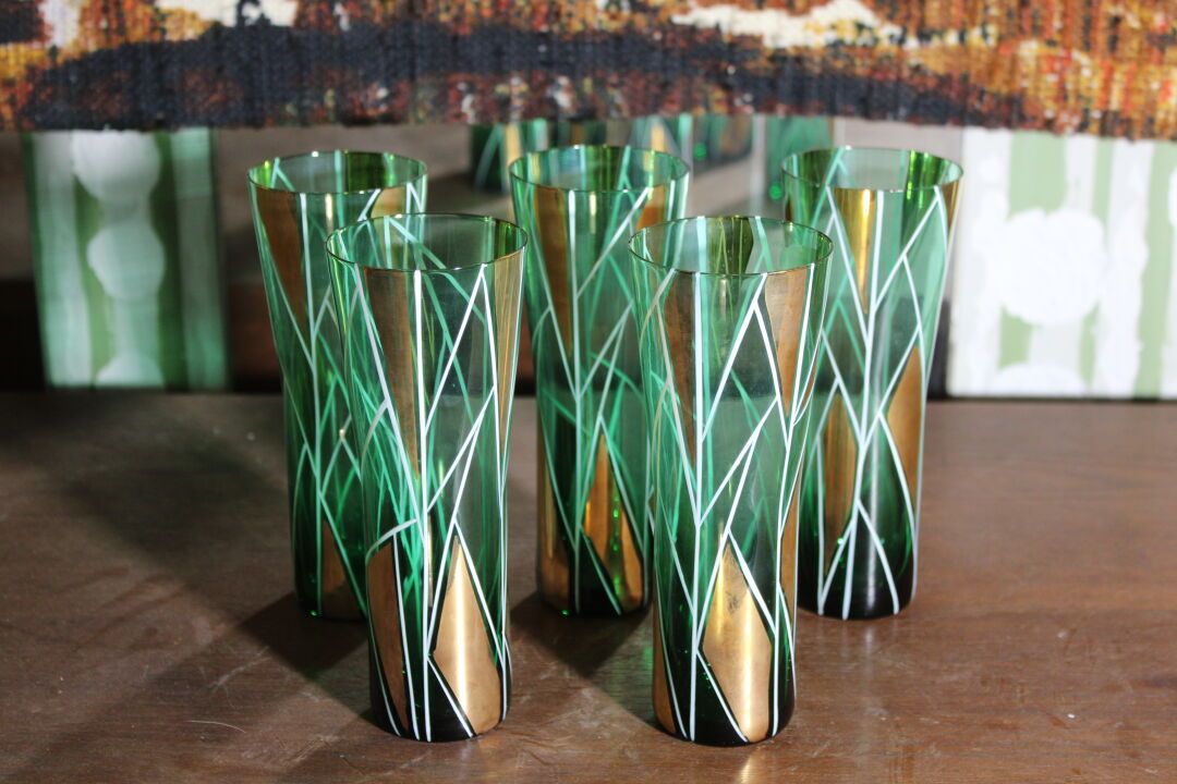 Null 一套五只装饰艺术玻璃橙汁杯，绿色背景和几何线条。高度：18厘米