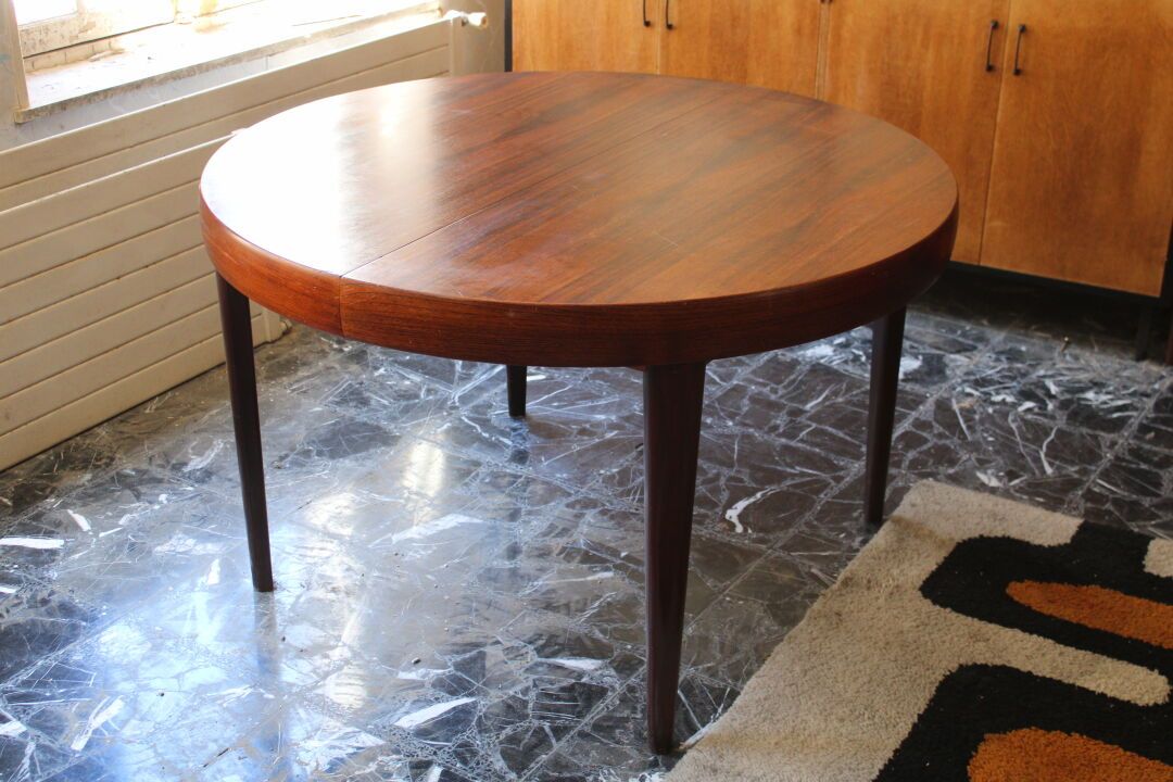 Null 紫檀木和紫檀木饰面的桌子，大约1970年，有集成的扩展。尺寸：72 x 120 x 119厘米