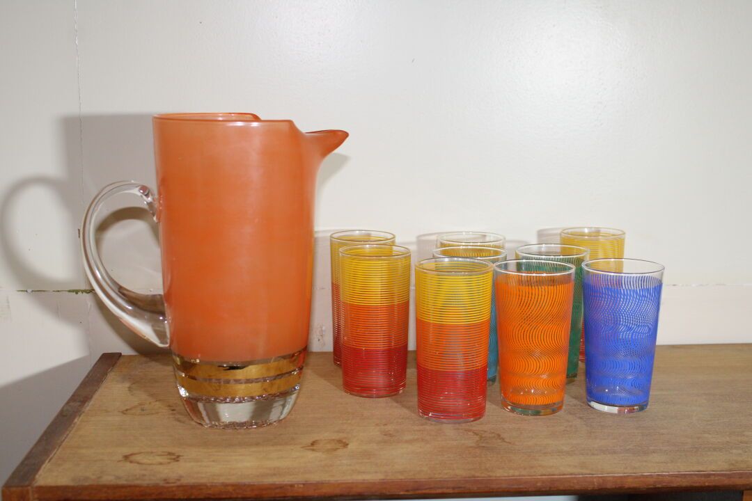 Null 橙汁套装包括一个壶和九个杯子，三个模型一起。高度：24 / 12厘米。