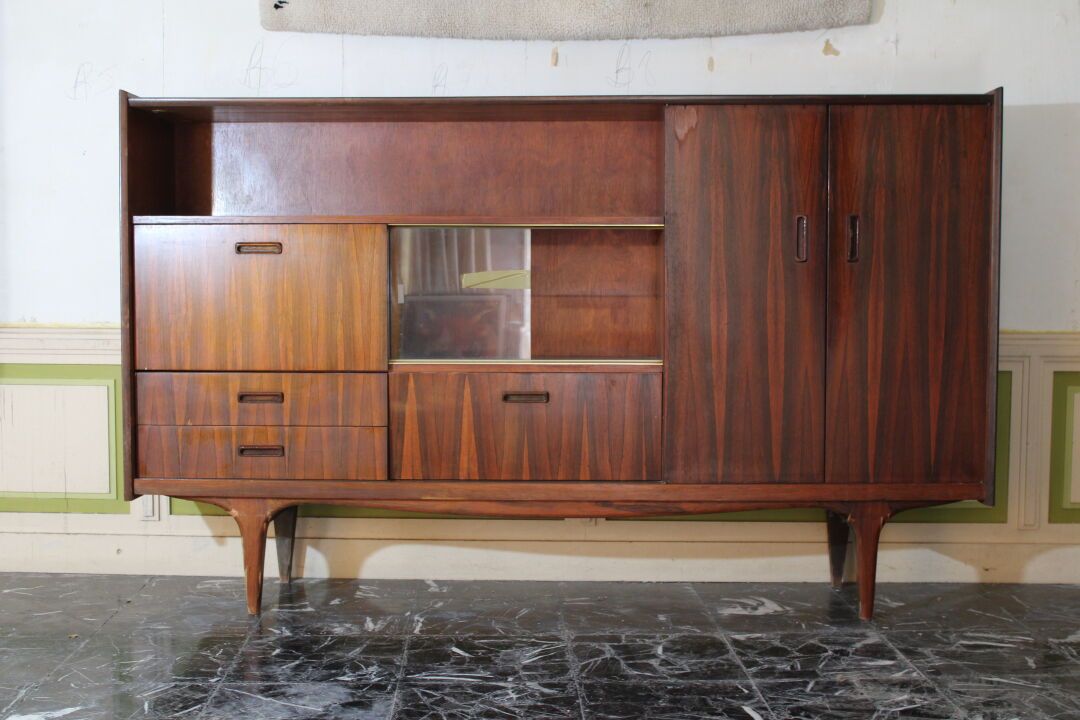 Null 大型紫檀木贴面餐具柜，大约1970年，开有两个挡板，两个抽屉和两个叶子。尺寸：140 x 230 x 46厘米