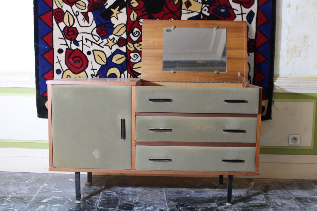 Null Roger LANDAULT (1919-1983), Commode coiffeuse en matériaux mixtes. Dimensio&hellip;