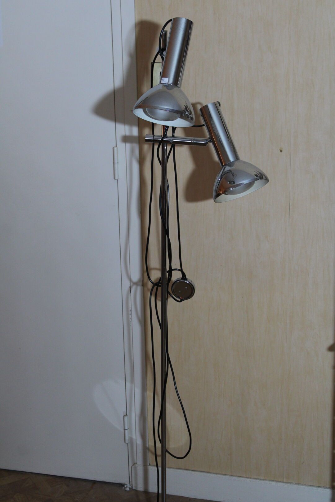 Null Lámpara de pie en metal cromado, circa 2000, con dos focos direccionales. A&hellip;