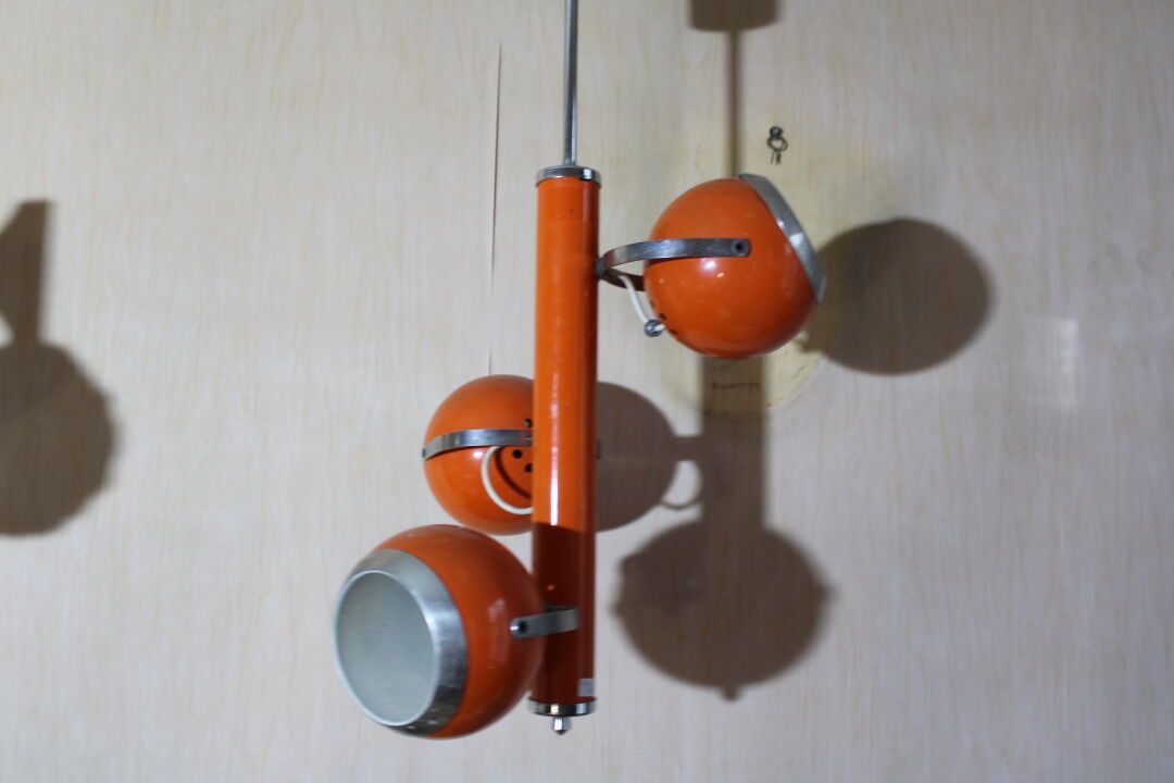 Null 镀铬和橙色漆面金属吊灯，约1960年，有三个方向的光斑。高度：70厘米