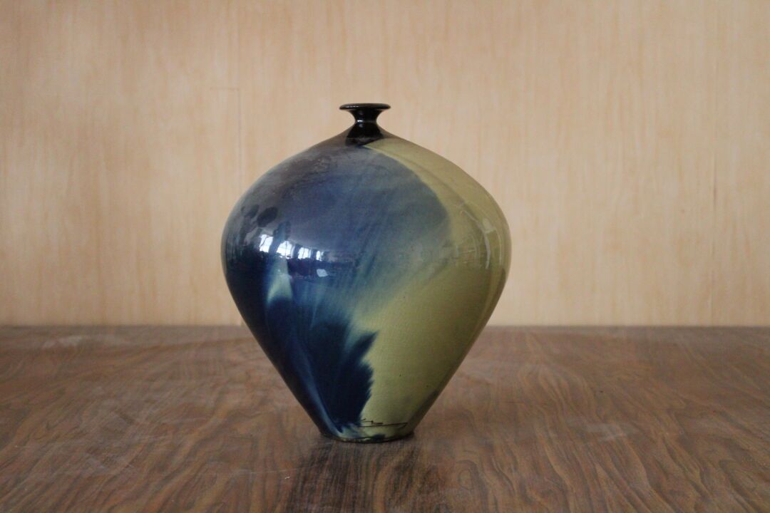 Null 海盗形的釉面陶器花瓶，有多色背景，签名难以辨认。高度：24厘米