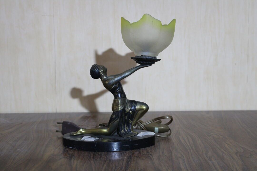 Null Lampe de style art nouveau, à décor d'une femme, reposant sur un socle en m&hellip;