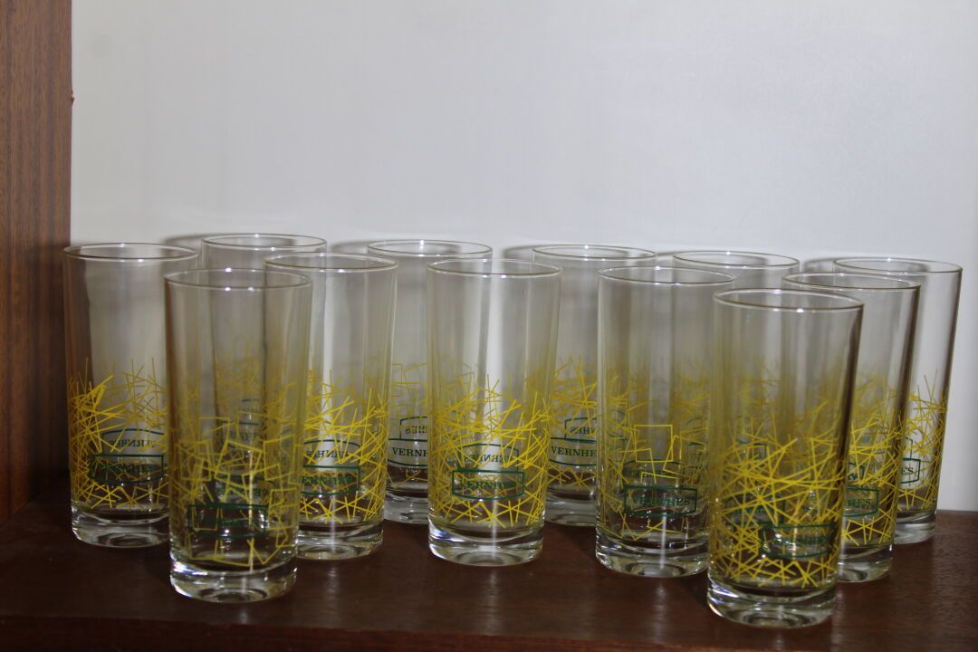 Null Suite of twelve glass glasses, for Vernhes. Height: 14 cm.