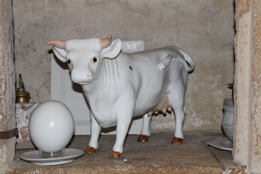 Null Important Bull in white enamelled earthenware from Charolles, XXth century.&hellip;