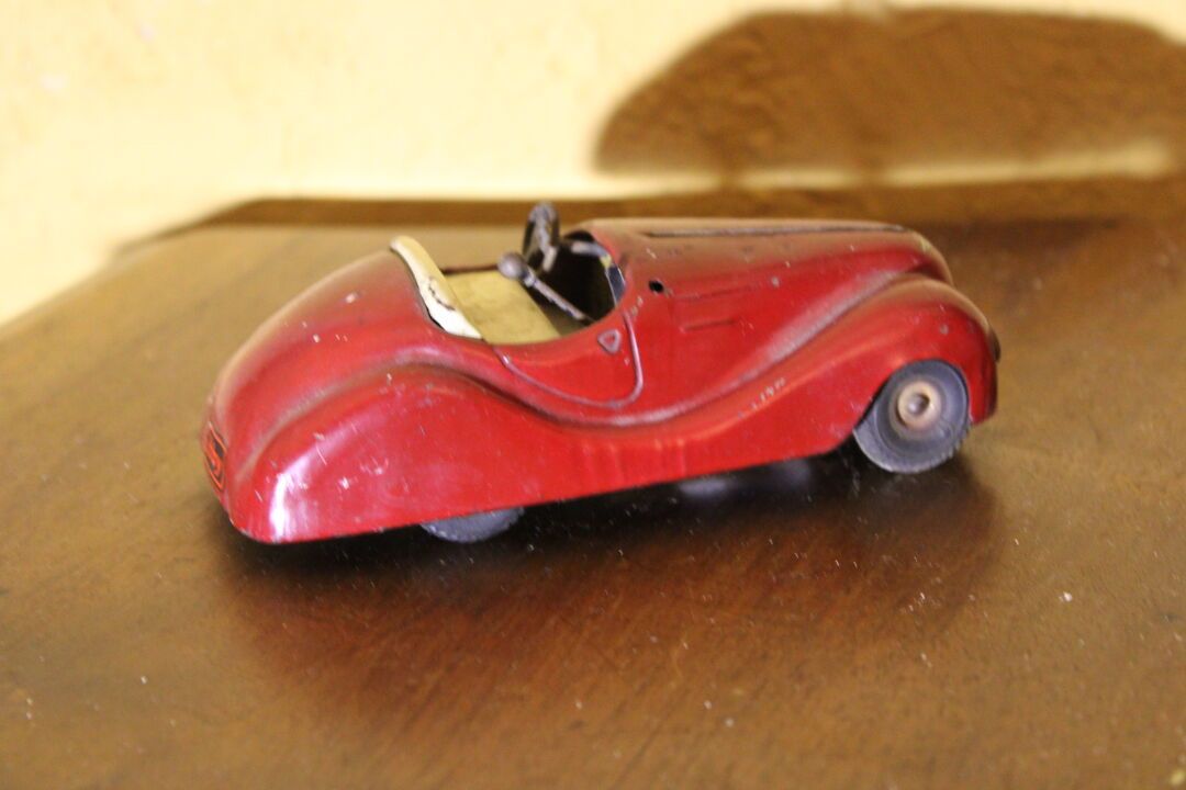 Null 小型漆面金属板汽车，由JIBBY制作，20世纪上半叶。长13.5厘米。