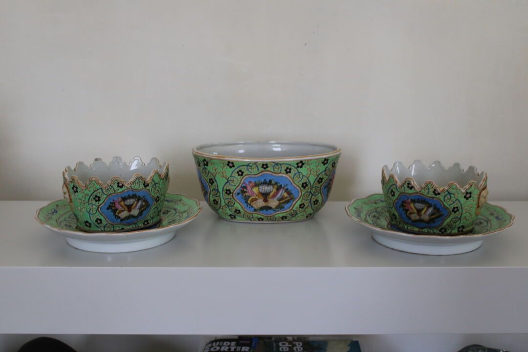 Null CHINE, Trois jardinières, paire de plats et une boîte en porcelaine polychr&hellip;