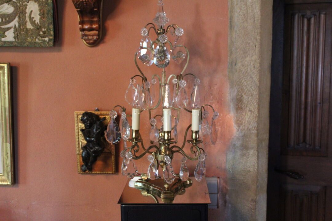 Null Paire de girandoles en laiton et cristal de style Louis XV, à 3 feux. Haute&hellip;