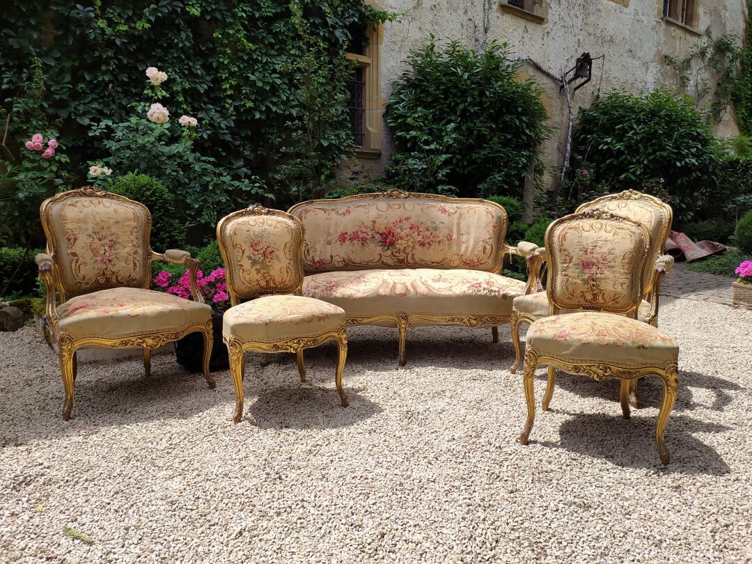 Null Salone in legno intagliato e dorato in stile Luigi XV. Comprende un divano,&hellip;