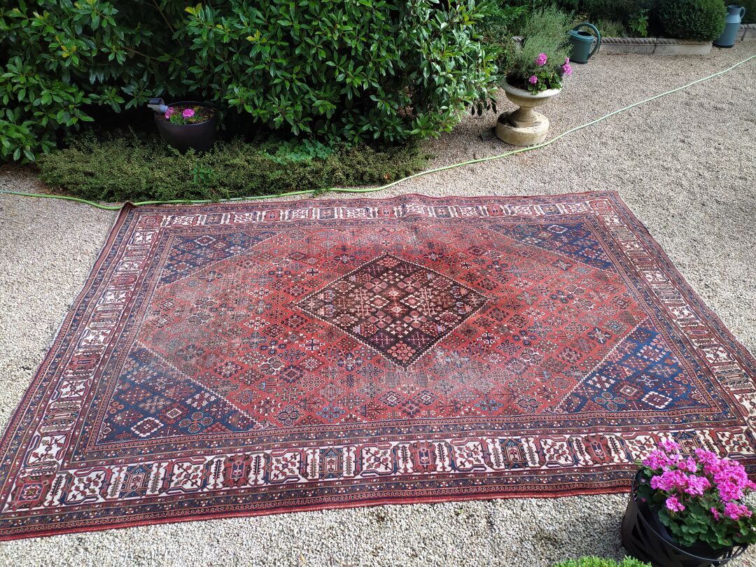 Null 高加索地区20世纪，葡萄酒色背景的大地毯，240 x 360厘米。磨损和撕裂。