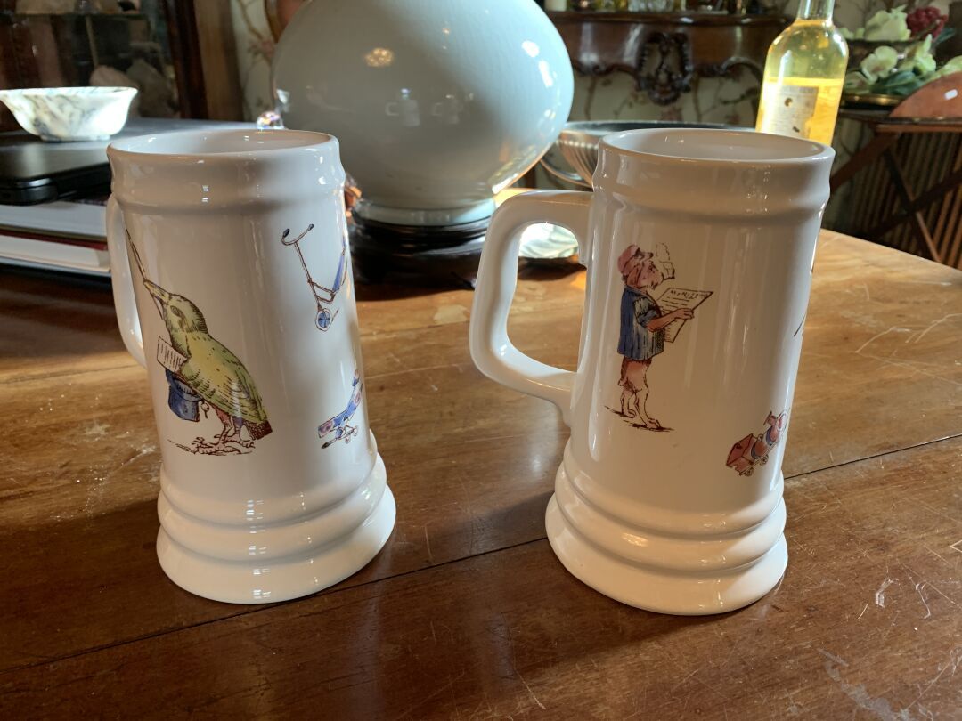 Null Pair of enamelled earthenware mugs from Luneville decorated with a rooster.