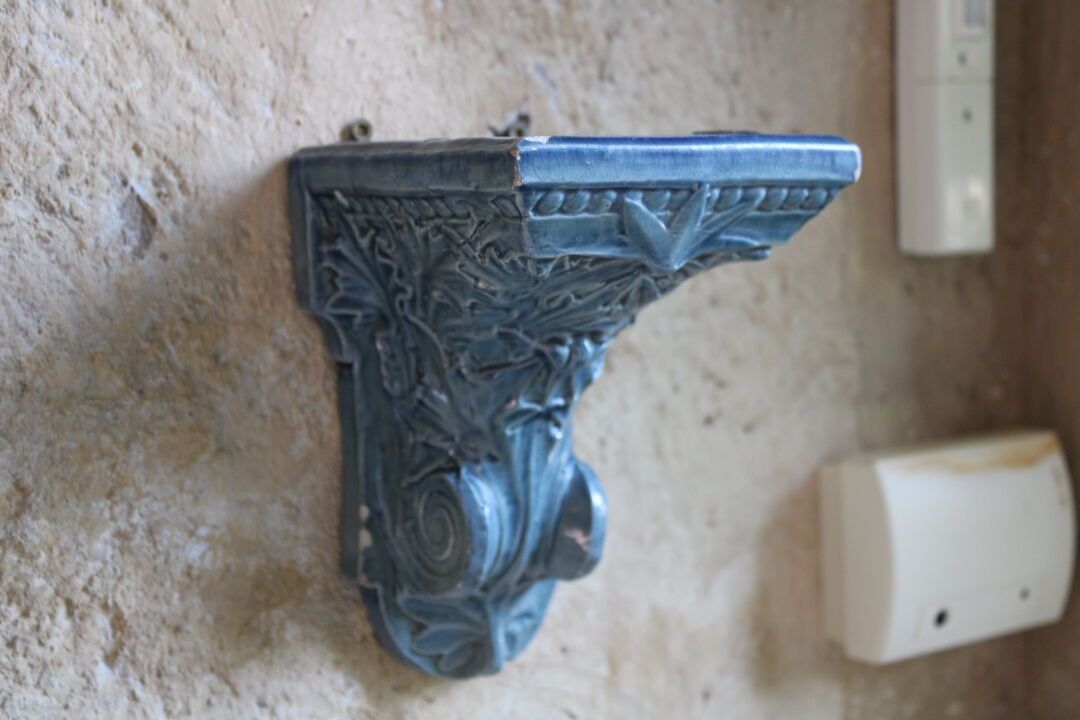 Null 一个蓝色釉面陶器控制台，有叶子和卷轴，20世纪。尺寸为18 x 11 x 13厘米。