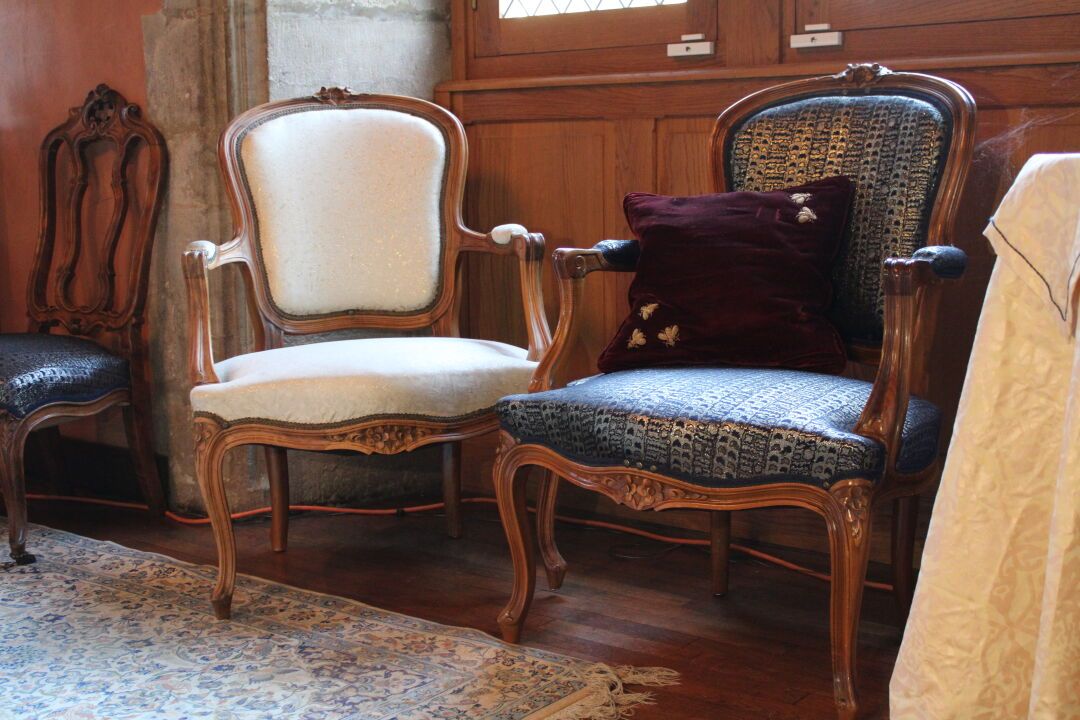 Null 一对路易十五风格的模制和雕刻的天然木制卡布里埃扶手椅，靠在弯曲的腿上。尺寸：90 x 63 x 58厘米。