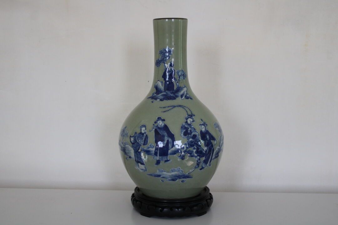 Null CINA, Vaso in porcellana celadon con decorazione di personaggi, XX secolo. &hellip;