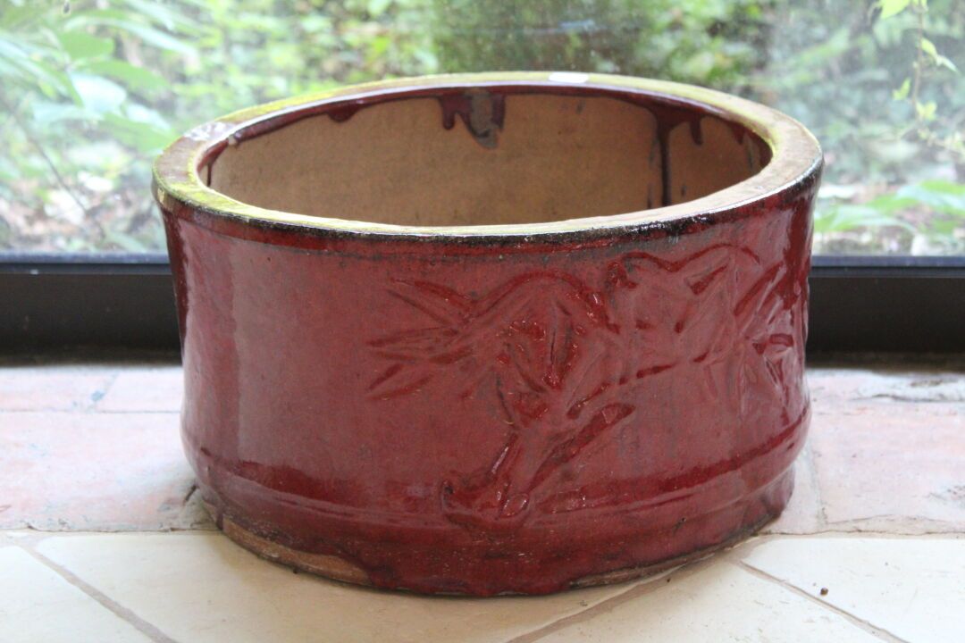 Null 中国，红底釉面石器花盆，20世纪。高度22，直径40厘米。