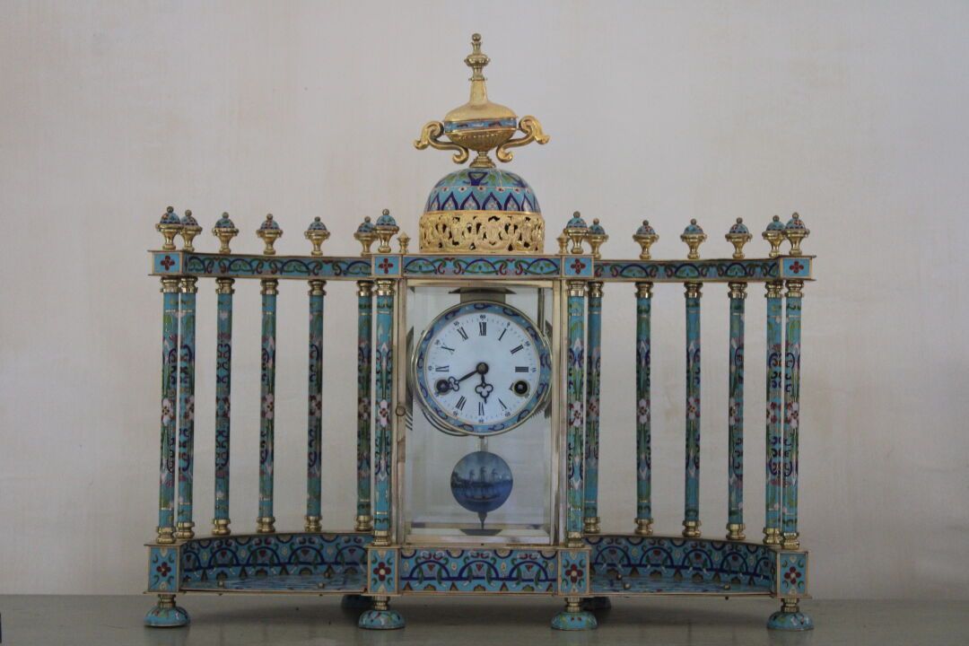Null RUSSIE, pendule en émaux cloisonnés, à décor d'une colonnade, XXe siècle. 5&hellip;