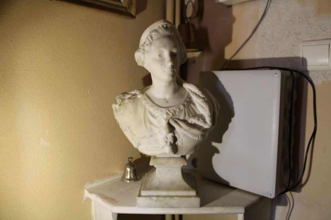 Null French school of the 19th century, bust of a woman on a marble base. Height&hellip;