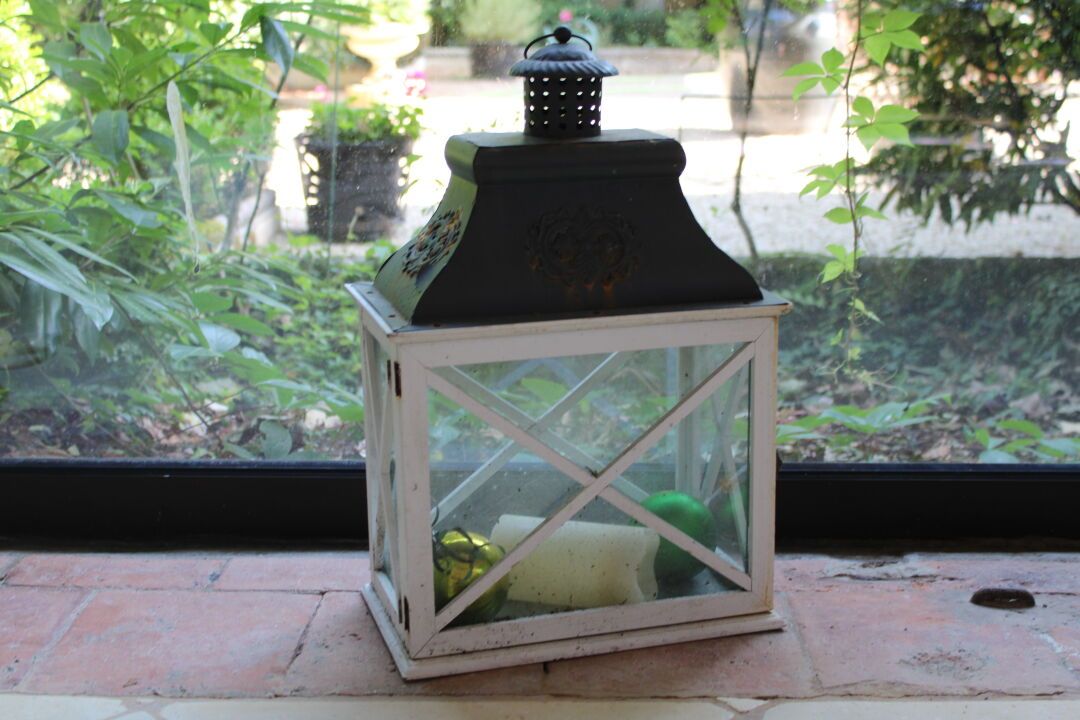 Null 白色漆面木制灯笼，20世纪。 尺寸：47 x 31 x 18厘米。