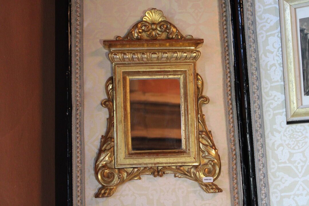 Null 一个18世纪的模制、雕刻和镀金的木制踏板窗。 尺寸：46 x 32厘米。
