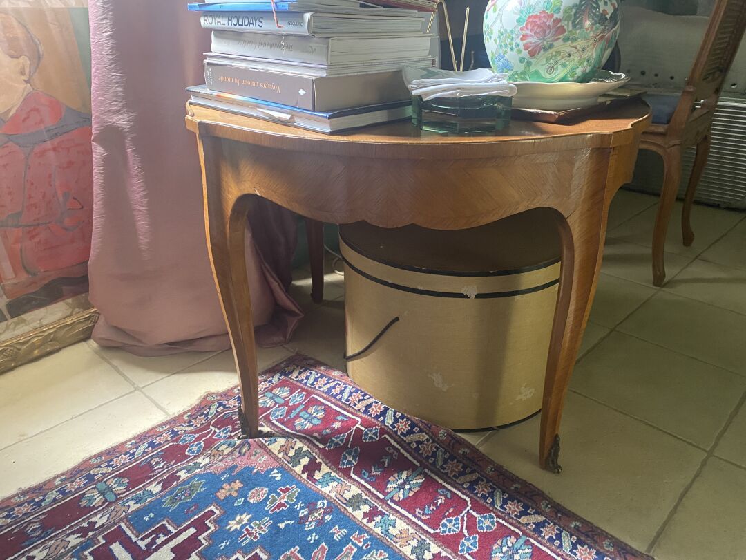 Null 路易十五风格的单板咖啡桌，20世纪，在弯曲的腿上。尺寸：56 x 79厘米。