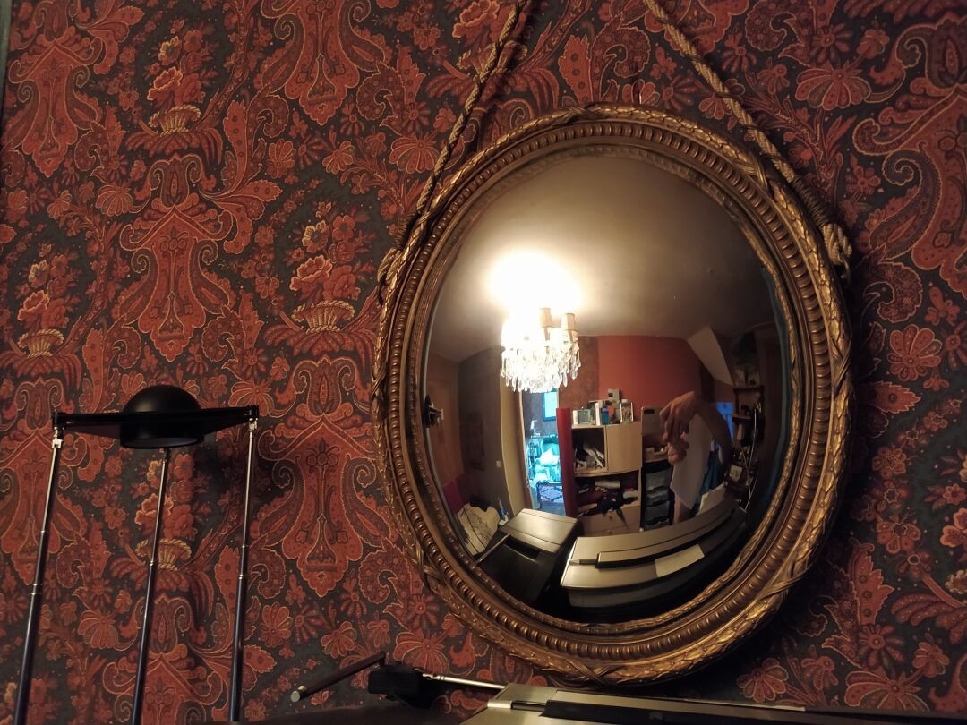 Null 一面路易十四风格的黄铜女巫镜，弯曲的镜子，装饰着月桂树楣。尺寸：47 x 40厘米。