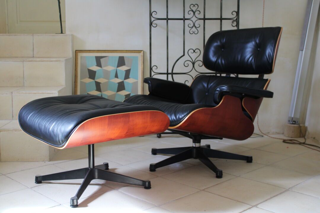 Null Charles EAMES (1907-1978)，由Vitra制造，休闲椅及其卧榻，皮革，木材和钢，约2000年。